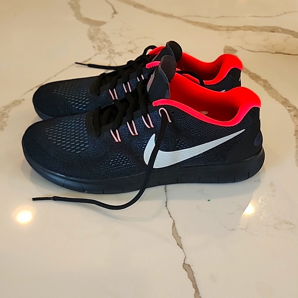 Womens Nike free shoes size 8.5.